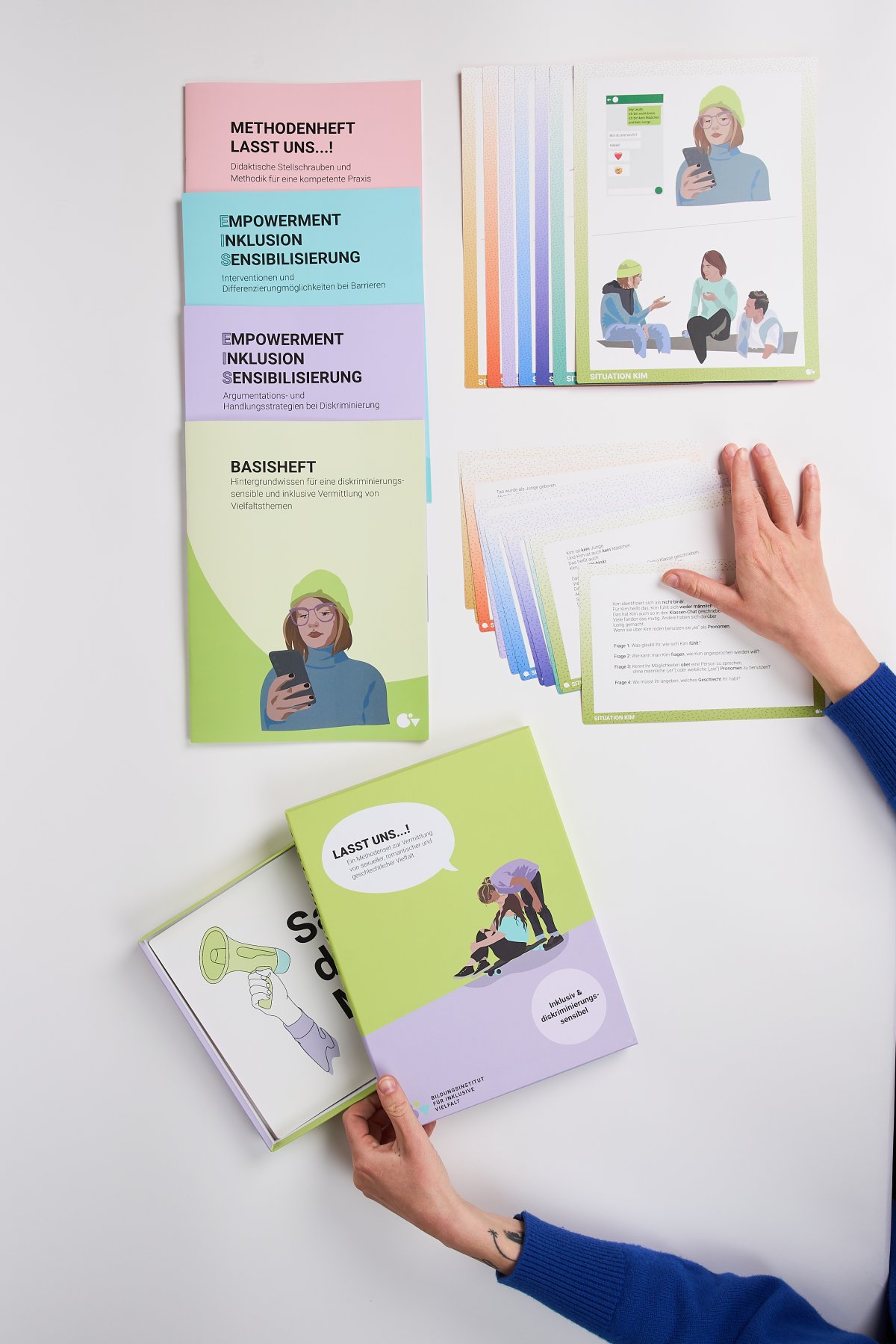 Einblick in das Bildungsmaterial. Die Illustrationen zeigen Jugendliche in verschiedenen Situationen.
